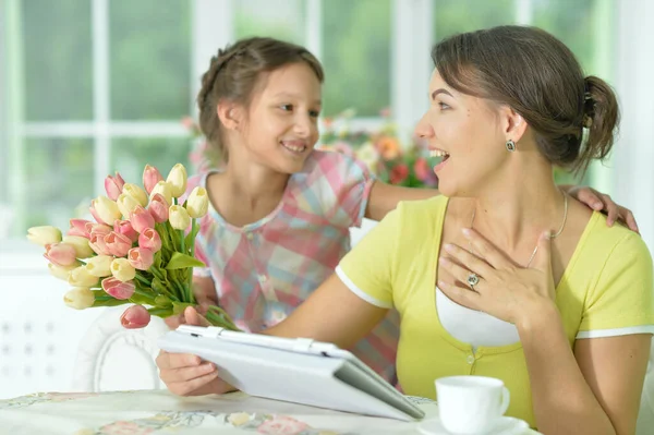 Bonito Menina Preparado Surpresa Para Sua Mãe — Fotografia de Stock