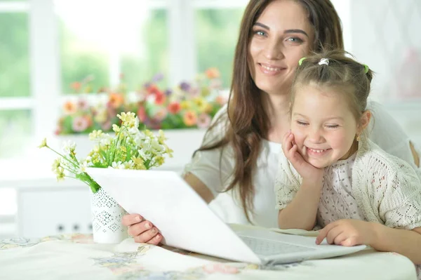 Щаслива Мати Дочка Використовують Ноутбук Разом — стокове фото