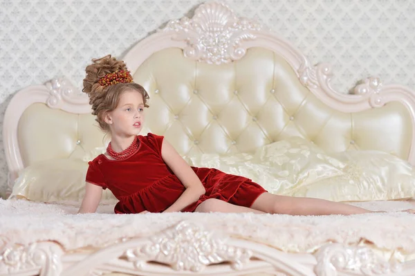 Милая Маленькая Девочка Красном Платье Лежит Кровати — стоковое фото