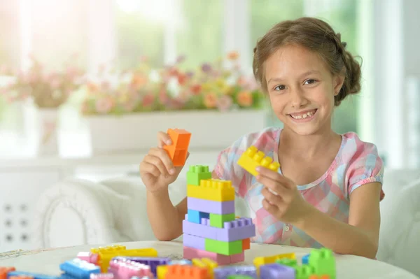 Bambina Che Gioca Con Blocchi Plastica Colorati — Foto Stock