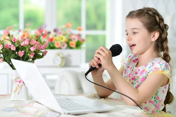 Menina Bonito Usando Laptop Casa Cantando Karaoke — Fotografia de Stock