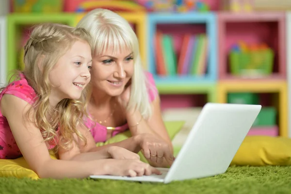 Portret Van Lachende Moeder Dochter Met Laptop — Stockfoto