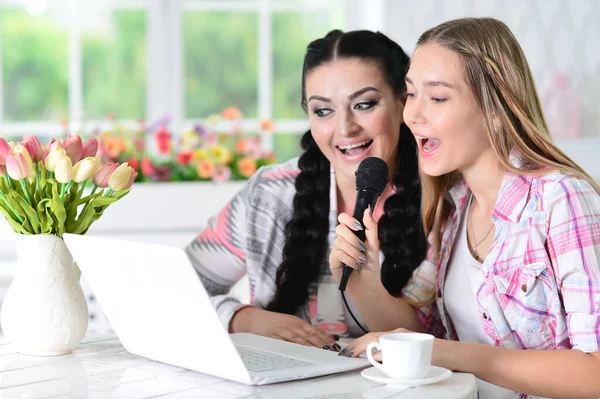Madre Sua Figlia Adolescente Usando Computer Portatile Casa Cantare Karaoke — Foto Stock