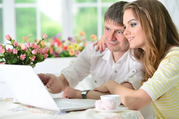 Unga Par Sitter Vid Bordet Och Använder Laptop — Stockfoto