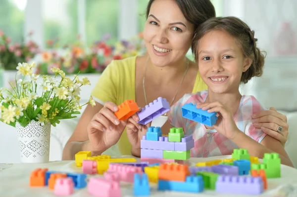 Liten Dotter Och Mor Leker Med Färgglada Plastblock Hemma — Stockfoto