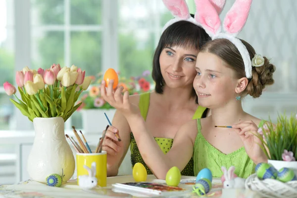 Gelukkig Moeder Met Dochter Dragen Konijn Oren Versieren Paaseieren — Stockfoto