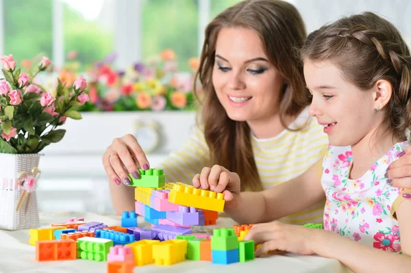 Mädchen Mit Mutter Spielt Mit Bunten Plastikklötzen — Stockfoto