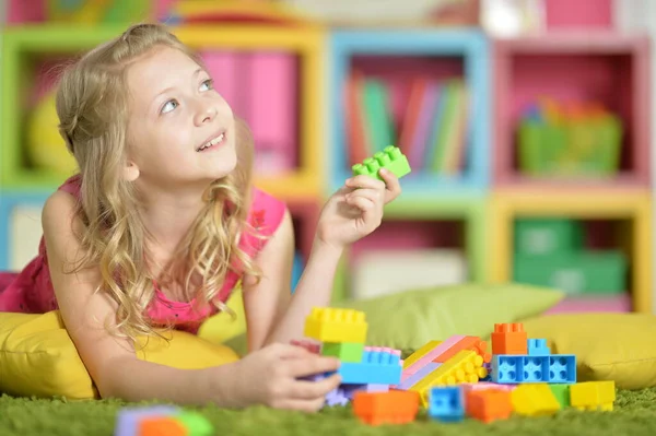 Niña Jugando Con Bloques Plástico Colores — Foto de Stock