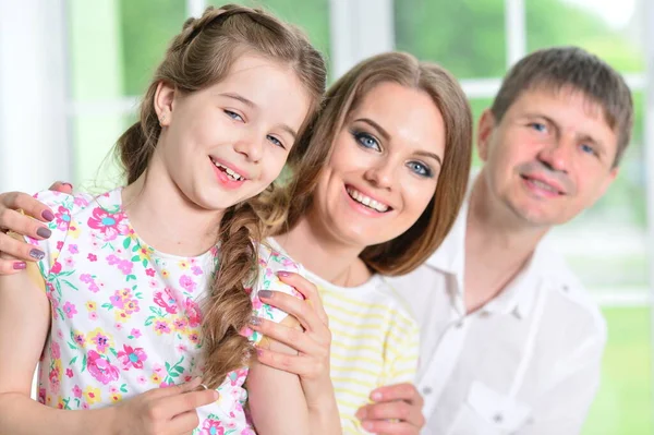 Glada Föräldrar Och Dotter Poserar Rummet — Stockfoto