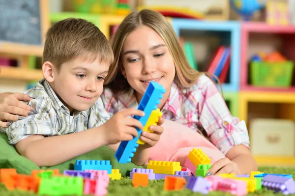 Joven Madre Jugando Con Lindo Hijo Pequeño — Foto de Stock