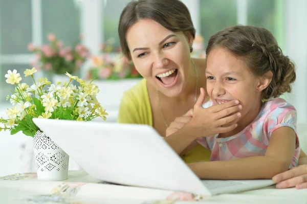 Retrato Mãe Filha Feliz Usando Laptop — Fotografia de Stock