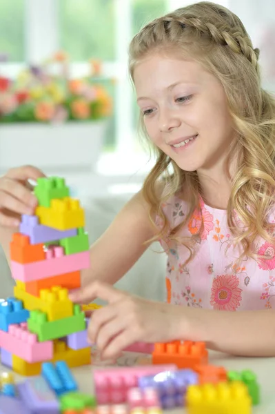 Kislány Játszó Színes Műanyag Blokkok — Stock Fotó
