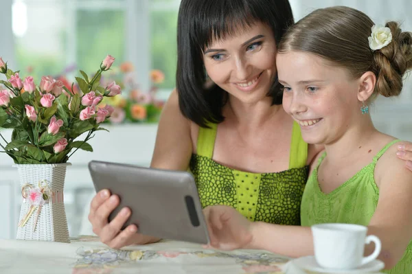 Mãe Feliz Filha Usando Tablet Juntos Casa — Fotografia de Stock