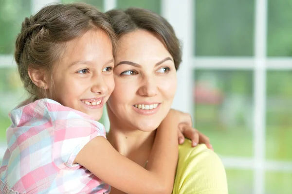 Ritratto Ravvicinato Una Graziosa Bambina Che Abbraccia Con Mamma Casa Immagine Stock