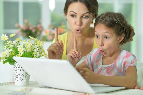 Portrait Mother Daughter Have Idea While Using Laptop — Stock Photo, Image