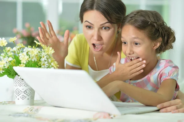 Portrait Surprised Mother Daughter Using Laptop — Stock Photo, Image