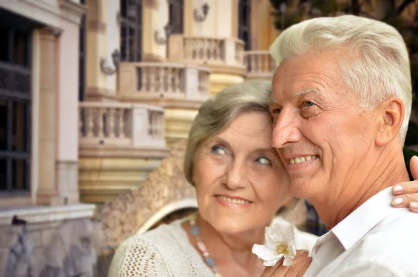 Mutlu yaşlı çift şehrin siluetine sarılıyor. — Stok fotoğraf