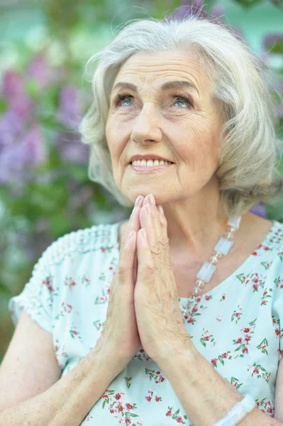 Primo piano ritratto di anziana bella donna sorridente che prega — Foto Stock