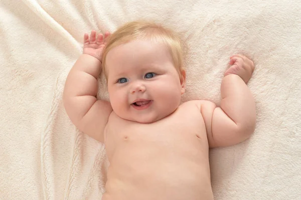 Niedliche Kleine Mädchen Auf Dem Bett Liegend — Stockfoto