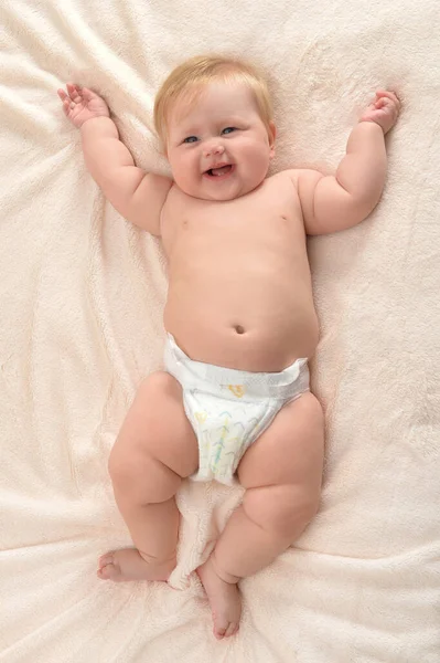 Niedliche Kleine Mädchen Auf Dem Bett Liegend — Stockfoto