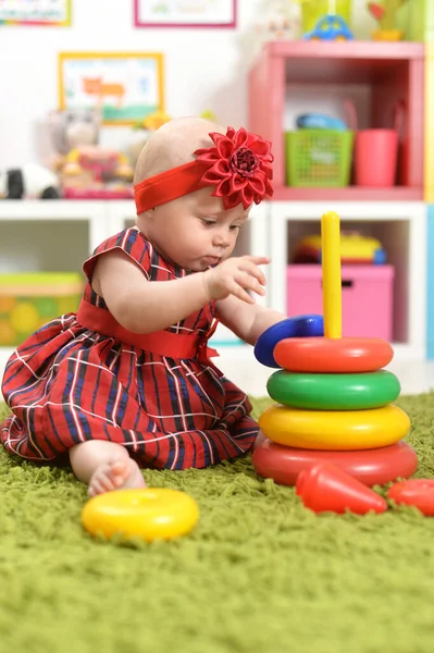 Niedliches Kleines Mädchen Mit Pyramidenspielzeug — Stockfoto