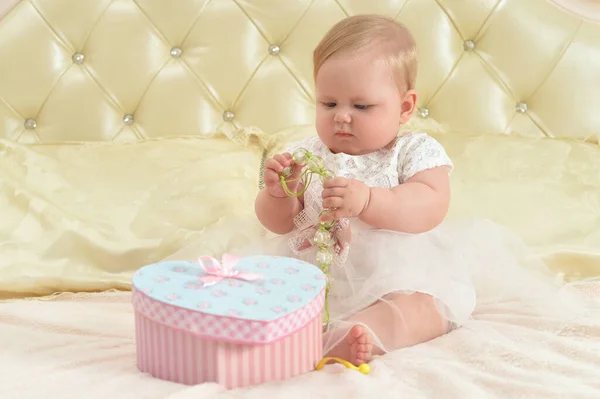 Niedliche Kleine Mädchen Mit Geschenkbox Auf Dem Bett — Stockfoto