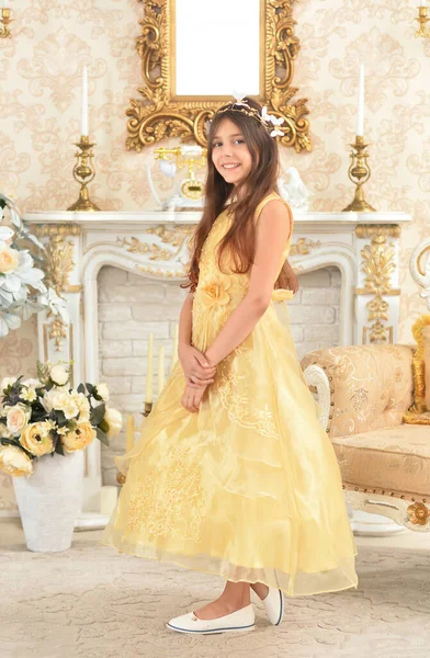 漂亮的女公主穿着黄色的衣服在房间里摆姿势 — 图库照片