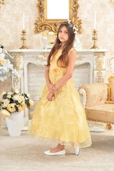 Belle Fille Princesse Robe Jaune Posant Dans Chambre — Photo