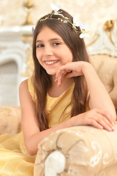 Retrato Niña Vestido Amarillo Posando Sillón — Foto de Stock