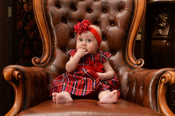 Cute Little Baby Girl Skórzanym Krześle — Zdjęcie stockowe