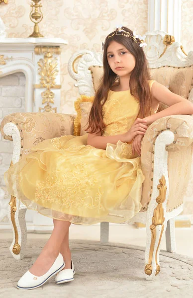 Dziewczyna Żółtej Sukience Siedzi Fotelu — Zdjęcie stockowe