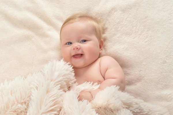 Niedliche Kleine Mädchen Auf Dem Bett Liegend — Stockfoto