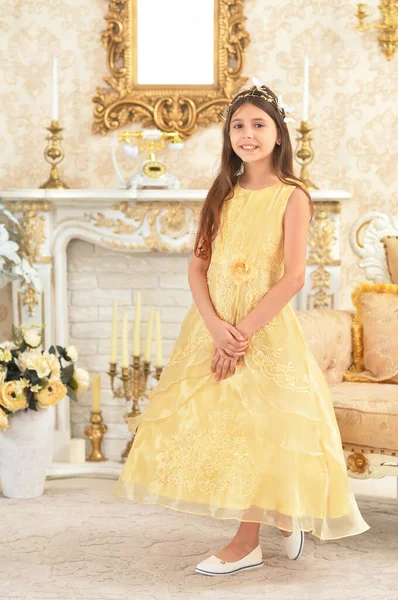 Belle Fille Robe Jaune Posant Par Cheminée — Photo