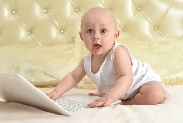 Bonito Pequena Menina Com Laptop Cama — Fotografia de Stock
