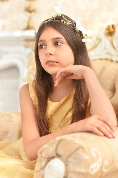 Retrato Niña Vestido Amarillo Posando Sillón — Foto de Stock