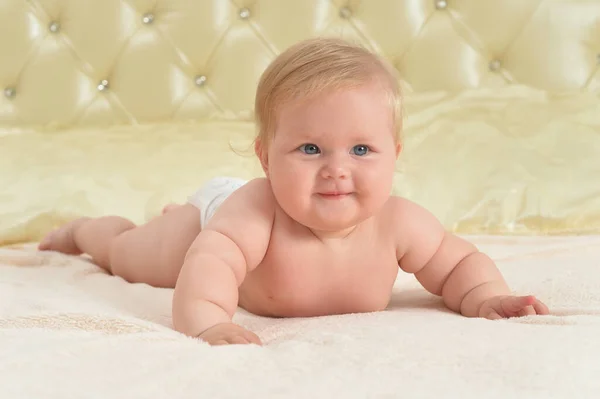 Niedliche Kleine Glückliche Mädchen Auf Dem Bett — Stockfoto