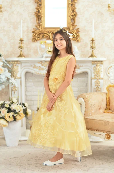 Hermosa Princesa Chica Vestido Amarillo Posando Habitación — Foto de Stock