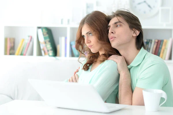 Portret Van Een Jongeman Die Zijn Vrouw Kalmeert — Stockfoto