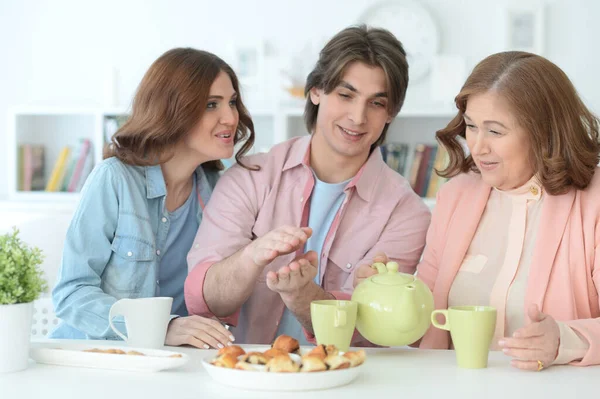 Lächelnde Dreiköpfige Familie Bei Keksen Und Tee Abendbrottisch — Stockfoto