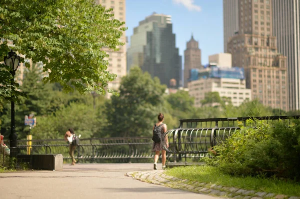 Gente Paseando Parque Verano Ciudad —  Fotos de Stock