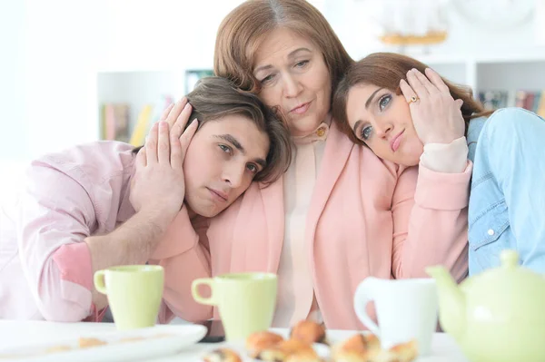 Família Três Passar Tempo Juntos Mesa Jantar Com Biscoitos Chá — Fotografia de Stock