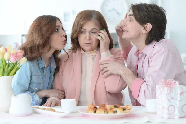 Crianças Adultas Ouvindo Como Sua Mãe Madura Falando Telefone — Fotografia de Stock