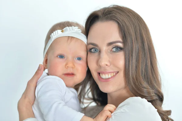 Primer Plano Retrato Joven Madre Abrazando Linda Hija —  Fotos de Stock