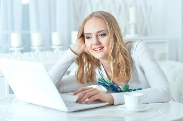 Mulher Bonita Usando Laptop Enquanto Sentado Mesa Cozinha — Fotografia de Stock