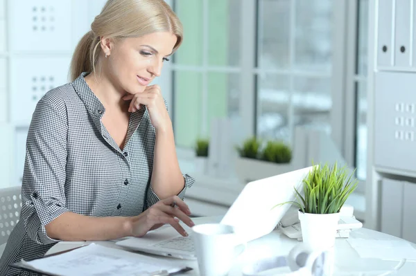 Femme travaillant avec un ordinateur portable — Photo