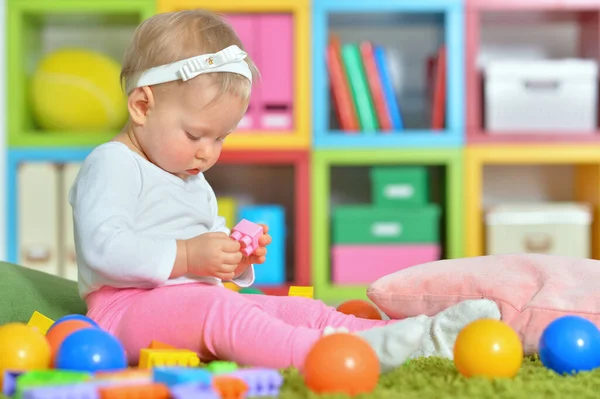 Niño pequeño jugando con juguetes coloridos —  Fotos de Stock