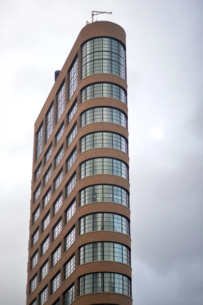 Edificio Oficinas Moderno Contra Cielo Nublado —  Fotos de Stock