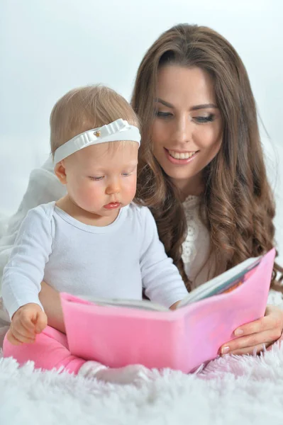 Felice Giovane Madre Con Piccola Figlia Che Legge Libro Mentre — Foto Stock
