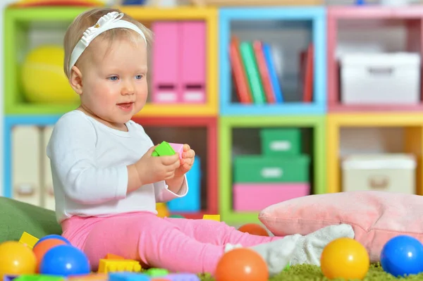 Küçük çocuk renkli oyuncaklarla oynuyor. — Stok fotoğraf