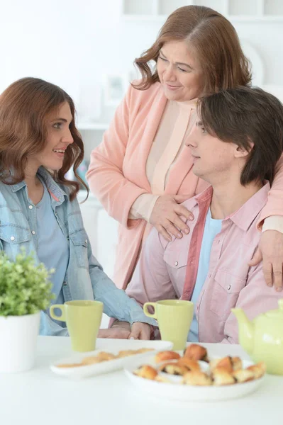 Família Três Passar Tempo Juntos Mesa Jantar Com Biscoitos Chá — Fotografia de Stock